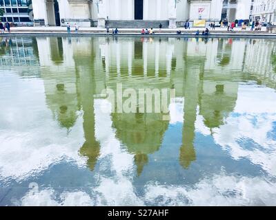 Réflexions de KarlsKirche (Église de Saint Charles) à Karlzplatz à Vienne, Autriche Banque D'Images