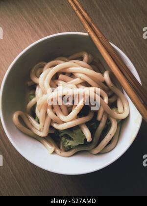 Stirr-fryed nouilles Udon avec brocoli Banque D'Images