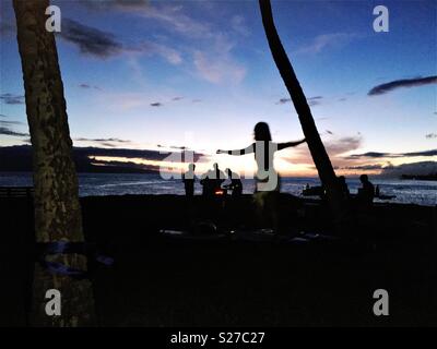 Le coucher du soleil, amis, slack line de jouer après surfez vous réunir et de grillades de poissons ! Hawaiian style ! Aimer la vie à Maui ! Banque D'Images