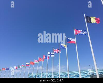 L'Union européenne pavillon du Royaume-Uni vole à côté d'autres drapeaux nationaux dans le parc olympique à Sotchi, Russie. Banque D'Images