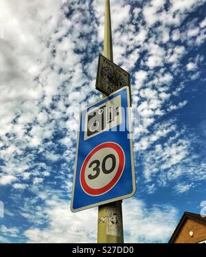 Road sign warning les automobilistes radars de vitesse dans une zone de 30 kilomètres par heure Banque D'Images