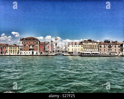 Voir à partir de l'eau voile Taxi sur le Grand Canal, Venise. L'un des nombreux ponts sur des canaux sur moyen de la Place St Marc. Célèbre pour la Basilique St Marc et St Marks Campanile. Le Clocher. Banque D'Images