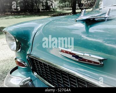 Photo de pâle vintage Chevy Bel Aire grill, logo, et l'ornement de capot Banque D'Images