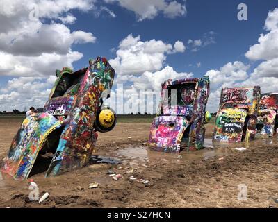 Cadillac Ranch, Amarillo, Texas, par une journée ensoleillée Banque D'Images