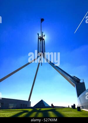 La Maison du parlement australien à Canberra's flag pole avec pelouse et ciel bleu Banque D'Images