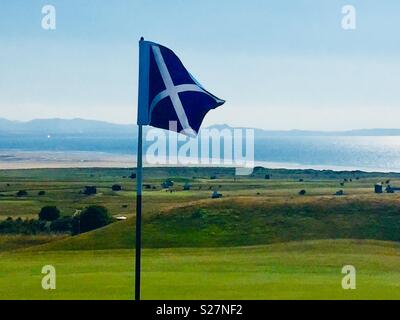 Les drapeaux sont en pour le Scottish Open Golf Championship à Bouaye. Le golf avec Édimbourg en arrière-plan. Banque D'Images