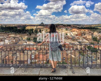 Jeune femme observant vue aérienne de la vieille ville de Tolède, Espagne Banque D'Images