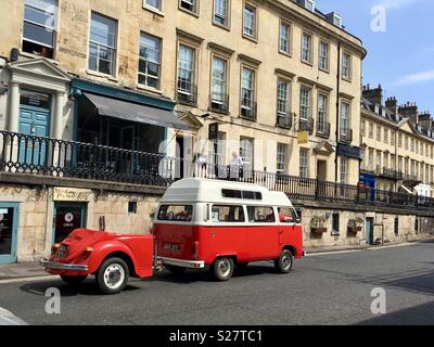 Un camping-car Volkswagen VW bug un remorquage sur une rue de Bath, Angleterre Royaume-uni Banque D'Images