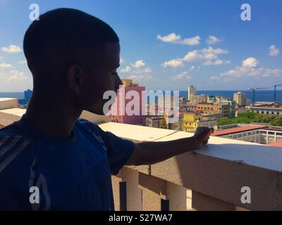 Le Habanero en admirant la vue de La Havane Cuba depuis le balcon Banque D'Images