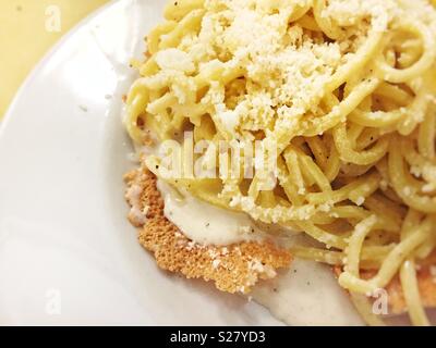 Close up of tonnarelli avec pâtes fromage traditionnel italien et sauce au piment Banque D'Images