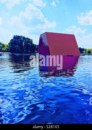 Mastaba de Londres, Serpentine Lake, Hyde Park, Londres. 20 mètres de haut, la sculpture flottante faite de 7506 barils peints. Par artiste bulgare Christo et de son épouse Jeanne-Claude Banque D'Images