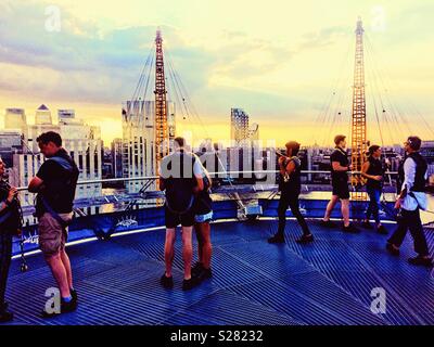 Les grimpeurs en haut de l'O2 (Millenium Dome) roof à pied, O2 arena, Greenwich, Londres Banque D'Images