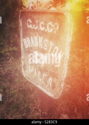 Jalon sur le Grand Union canal à Simpson, Milton Keynes, indiquant 37 miles à Braunston - une marina importante sur le Grand Union canal Banque D'Images