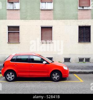 Volkswagen Polo sur rue de Milan Banque D'Images