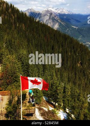 Drapeau canadien en soufflant sur la montagne de soufre dans les Rocheuses canadiennes. Banque D'Images