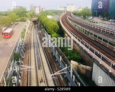 Voir à l'est de Prince Regent station sur le Docklands Light Railway, Londres, au printemps. Montrant la voie actuelle soulevée, la nouvelle traverse les voies et l'entrée du tunnel. Banque D'Images