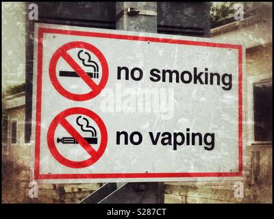 Un effet grunge image d'un panneau d'avertissement indiquant que le tabagisme et l'vaping n'est pas permis dans ce domaine. Un avertissement à propos du cancer et une mort précoce ? Crédits photos - © COLIN HOSKINS. Banque D'Images