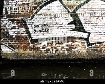 Je peux marcher sur l'eau graffitis dans Kreuzberg, Berlin Banque D'Images