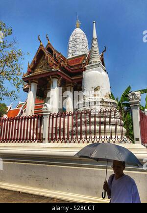 Un moine bouddhiste à l'extérieur d'un temple à Bangkok, Thaïlande. Banque D'Images