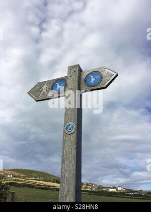 Anglesey Coastal Path signer, au nord du Pays de Galles, Royaume-Uni Banque D'Images