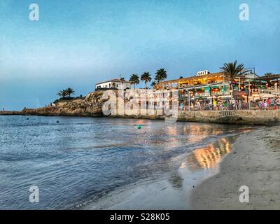 Bars et restaurants en front de mer avec des foules de gens, un soir d'été Banque D'Images