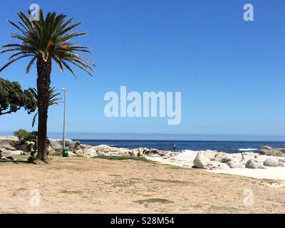 La plage de Camps Bay, Cape Town Banque D'Images