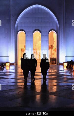 Grande Mosquée de Sheikh Zayed - trois femmes, trois arches Banque D'Images