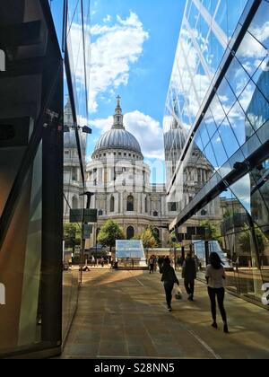 La Cathédrale St Paul est vue d'un nouveau centre commercial de Londres, Angleterre Banque D'Images