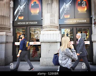 Les gens passent devant la maison de Valerie department store, avec fenêtre en vente. Moorgate, Londres. UK Banque D'Images