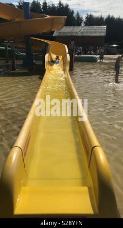 Girl en descendant un toboggan Banque D'Images