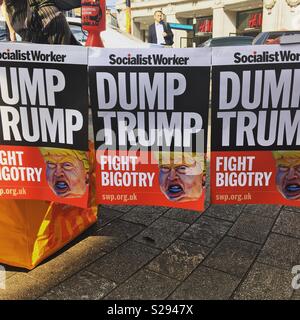 Socialist Worker poster disant 'dump' Trump en dehors de la station Oxford Circus, Londres, juillet 2018 Banque D'Images