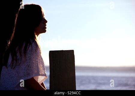 Jeune fille pour le coucher du soleil au Danemark Banque D'Images