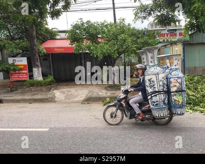 Da Nang Vietnam un homme transportant quatre grands vases sur une moto Banque D'Images