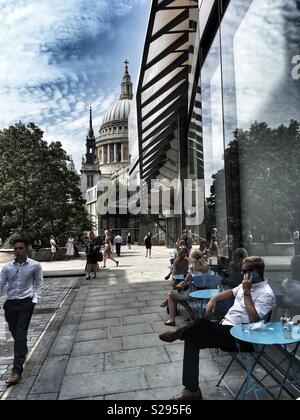 Les gens assis dehors un nouveau changement à Londres, Angleterre Banque D'Images