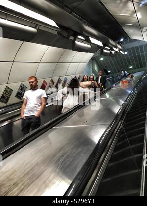 Les gens voyagent sur l'escalier mécanique à la station de métro London Bridge en Angleterre Banque D'Images