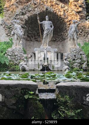 Une fontaine dans les jardins botaniques de Dubrovnik, Croatie. Banque D'Images