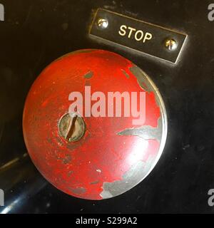 Bouton d'arrêt d'urgence, un gros bouton d'arrêt rouge dans les années 1950 stratosphère Chambre dans les Vickers Armstrong Factory à Brooklands Museum Banque D'Images