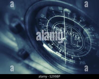 Radio antique Air Castle en monochrome Banque D'Images
