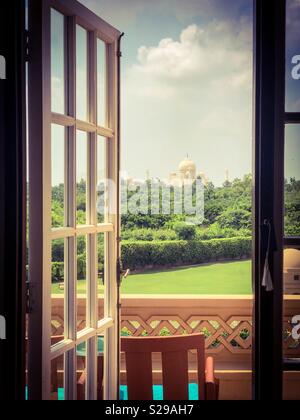 Vue sur le Taj Mahal depuis une chambre d'hôtes à l'Oberoi Amarvilas à Agra. Banque D'Images