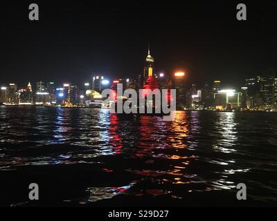 Jonque traditionnelle à Hong Kong at night Banque D'Images