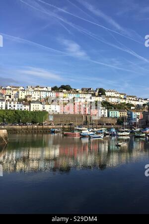 Maisons colorées, Brixham Harbour dans le Devon Banque D'Images