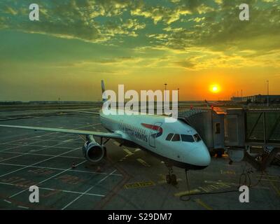 British Airways jet Airbus au lever du soleil prêt pour un départ tôt le matin à partir de Prague. Banque D'Images