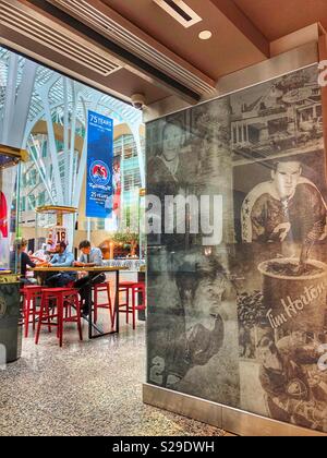 Un café Tim Horton's dans la région de Brookfield Place, Toronto. Banque D'Images