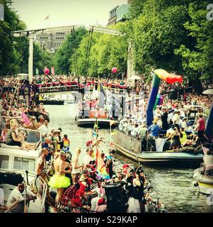 Les gens à faire la fête pendant la parade de bateaux à la Gay Pride à Amsterdam, Pays-Bas Banque D'Images
