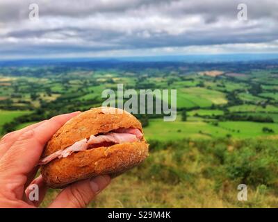 Le Déjeuner en cours en vue du sommet de Skirrid Fawr, l'Est de Brecon Beacons, près de galles. Banque D'Images