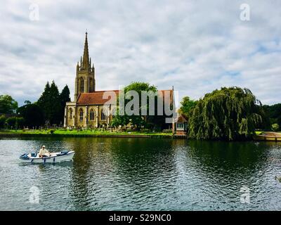 All Saints Church, Marlow, en Angleterre, avec petit bateau sur l'eau Banque D'Images