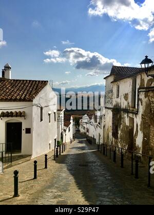 Village andalou blanc près de la côte. Jimena de la Frontera, Cadiz Banque D'Images