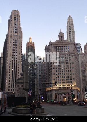 Chicago, Illinois Street at Dusk Banque D'Images