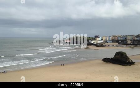 Une vue de la plage du nord et le port de Tenby contenant l'ancien et le nouveau stations de sauvetage, la colline du Château, et une partie de la ville et Rock Goscar Banque D'Images