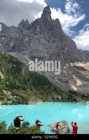 Les randonneurs à prendre des photos de Lago di Sorapis, Dolomites, Italie Banque D'Images